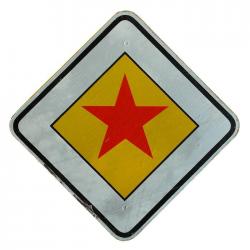 Verkehrsschild Schild Hauptstraße roter Stern 